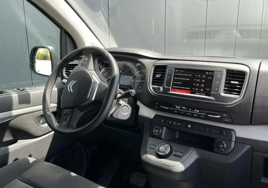 Intérieur du Citroën Spacetourer XL noir Perla 2024, vue côté conducteur sur tableau de bord et volant multifonction.