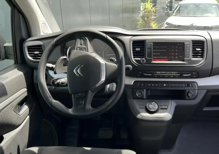 Vue intérieure du poste de conduite du Citroën Spacetourer XL noir Perla avec volant multifonction et écran tactile central.