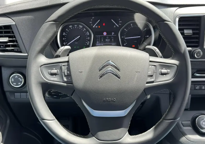 Volant en cuir multifonction de Citroën Spacetourer XL noir Perla, vue frontale sur le tableau de bord et compteurs numériques.