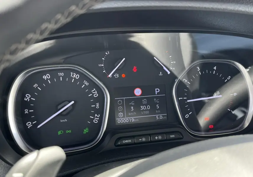 Vue rapprochée du tableau de bord du Citroën Spacetourer XL noir, affichant compteurs et écran digital.