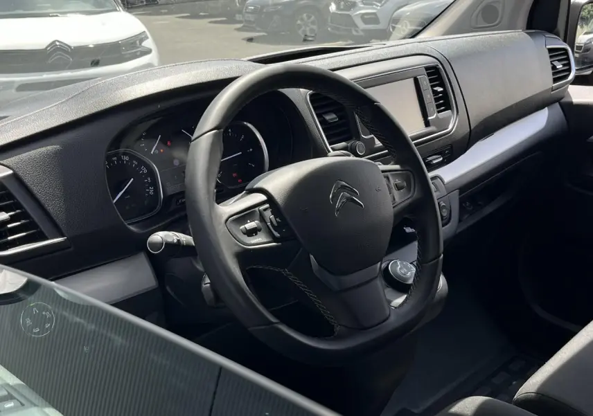 Intérieur du Citroën Spacetourer XL noir Perla, vue du poste de conduite avec volant cuir multifonction et écran central.