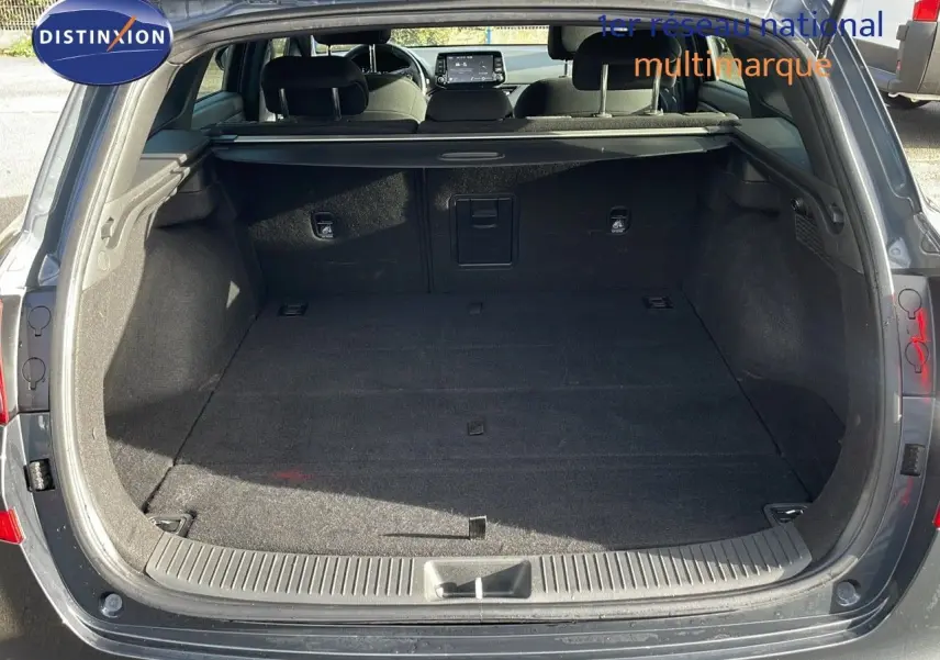Coffre ouvert vu de l'arrière d'une Hyundai i30 SW 2024 Dark Knight Metal, montrant un espace de chargement spacieux.