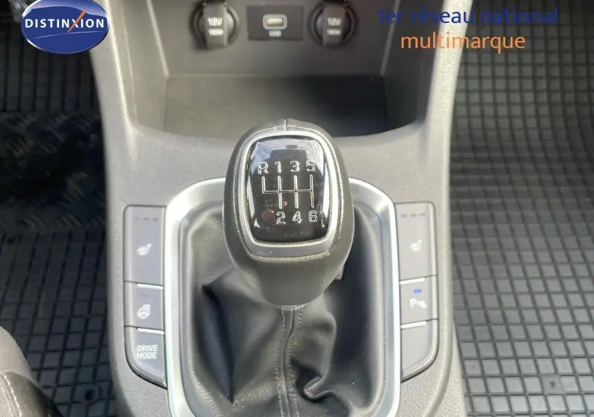 Le levier de vitesses manuel de la Hyundai i30 SW 2024 en gros plan, entouré de commandes de confort.