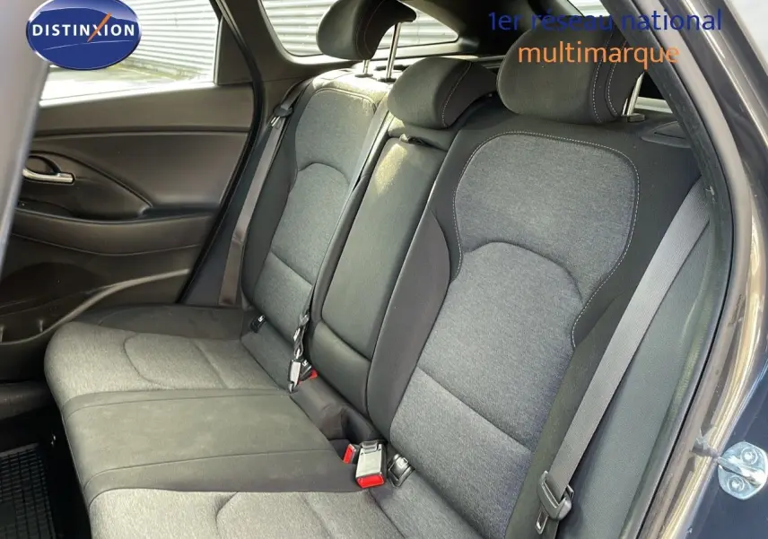 Banquette arrière en tissu gris et noir de la Hyundai i30 SW 2024 vue côté droit avec ceinture de sécurité visible.