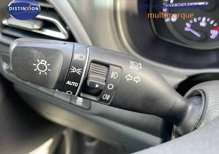 Gros plan sur la commande des feux et clignotants à gauche du volant dans l'habitacle d'une Hyundai i30 SW 2024.