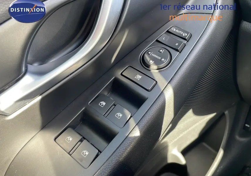 Détail des commandes de lève-vitres et réglages des rétroviseurs côté conducteur d'une Hyundai i30 SW gris foncé.