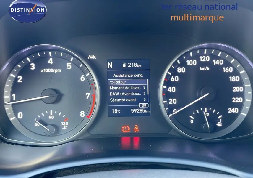 Tableau de bord numérique de Hyundai i30 SW 2024, affichage central avec compte-tours et vitesse en km/h.