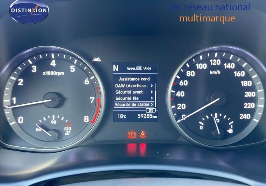 Tableau de bord du Hyundai i30 SW 2024, affichage digital central et compte-tours à gauche, vitesse à droite, ambiance sombre.