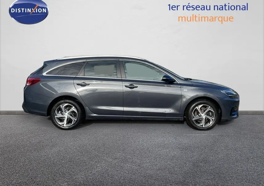 Profil droit de la Hyundai i30 SW 2024 en gris Dark Knight Metal, break compact aux lignes modernes et jantes alliage.