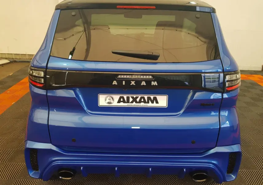 Vue arrière d'une Aixam Ambition 0.5 City Sport bleu avec diffuseur sport et feux arrière à LED.