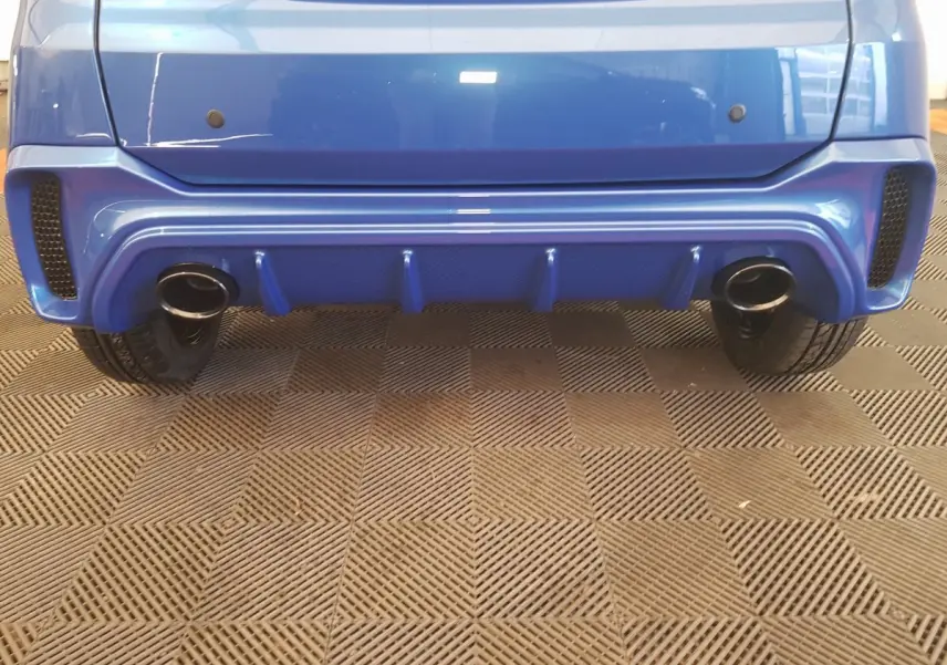 Vue rapprochée de l’arrière bleu de l’AIXAM AMBITION 0.5 CITY SPORT 2026 avec double sortie d’échappement noire.