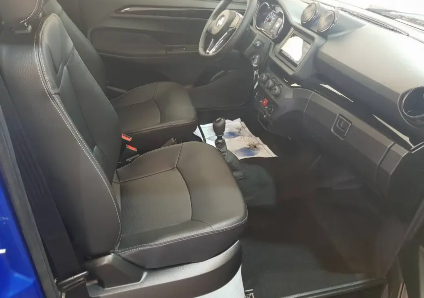 Vue intérieure côté conducteur de l'AIXAM AMBITION 0.5 CITY SPORT 2026, sièges noirs et tableau de bord moderne.