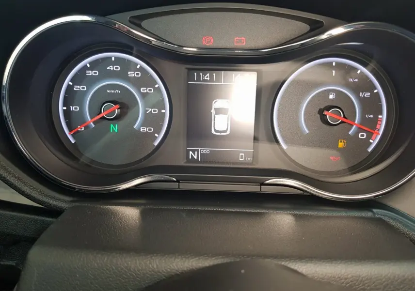 Vue rapprochée du tableau de bord de l'Aixam Ambition 0.5 City Sport 2026, affichage digital et compteurs analogiques.