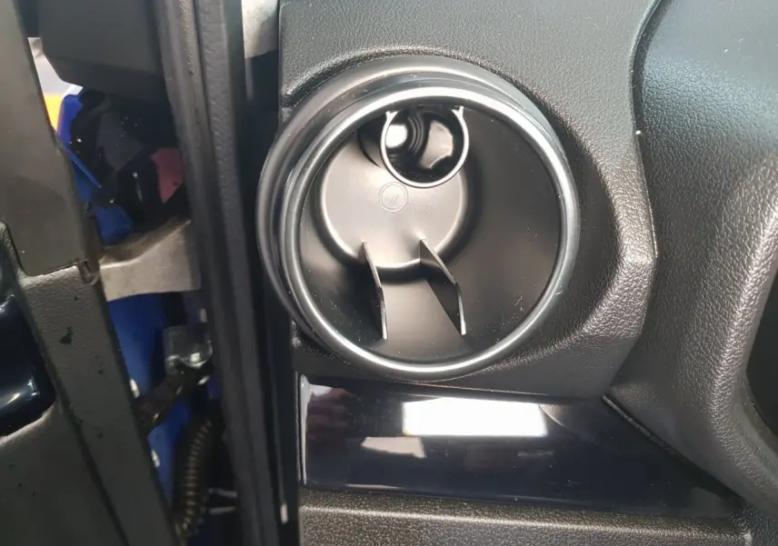 Détail de la sortie d’air ronde côté conducteur de l’AIXAM AMBITION 0.5 CITY SPORT bleu 2026, intérieur noir.