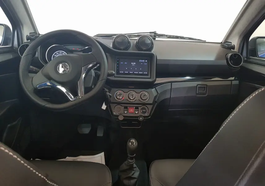 Vue intérieure frontale de l’AIXAM AMBITION 0.5 CITY SPORT 2026 avec tableau de bord noir et volant multifonction.