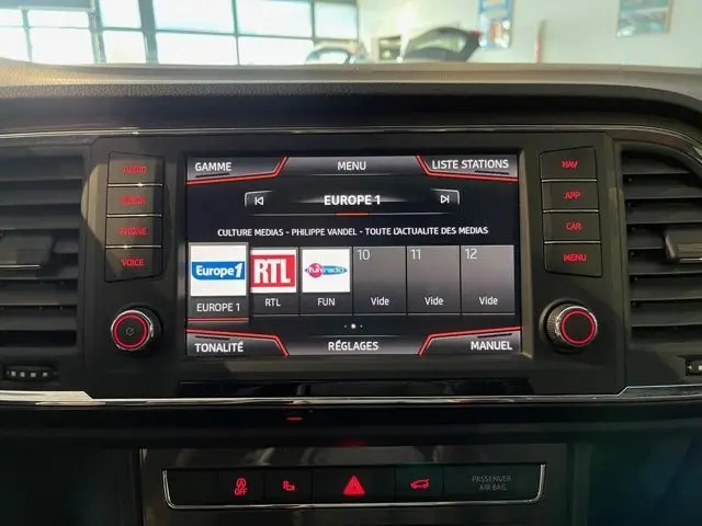 Écran tactile central du tableau de bord du SEAT Ateca 2017 affichant les stations radio Europe 1 et RTL.