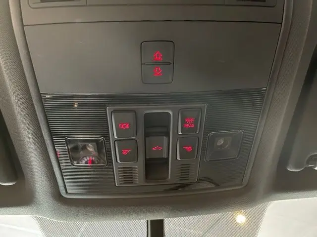 Vue en gros plan du panneau de commandes intérieures au plafond du SEAT Ateca blanc Nevada, avec boutons d'éclairage et ouverture de toit.