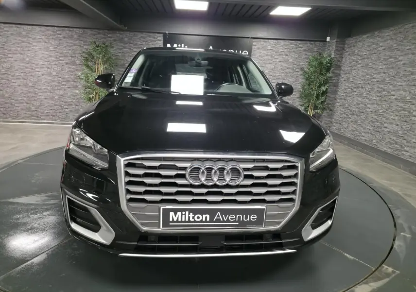 Vue avant d'un Audi Q2 noir 2017 avec calandre hexagonale grise et détails argentés sur pare-chocs sport