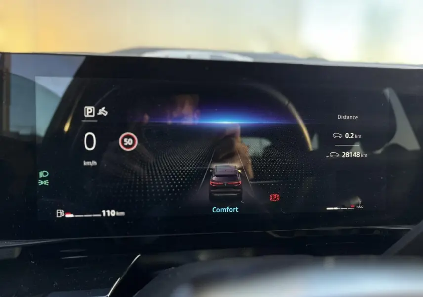 Affichage tête haute du tableau de bord du Renault Austral 1.3 TCE MHEV 160 Iconic montrant la vitesse, mode confort et autonomie restante.