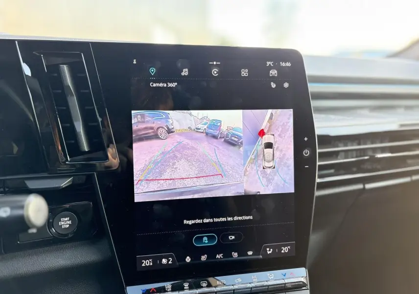 Écran tactile central affichant la caméra 360° du Renault Austral 2023, vue intérieure côté conducteur.