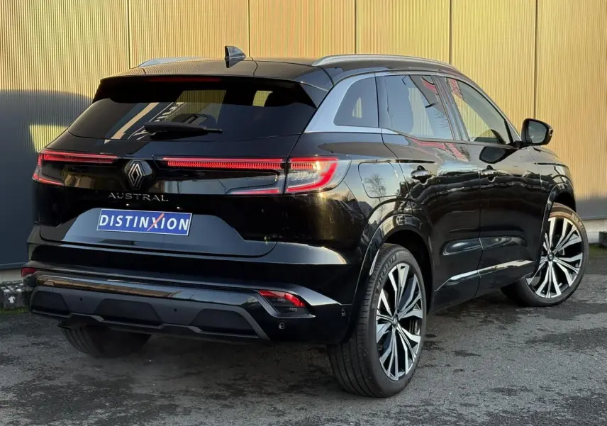 Vue 3/4 arrière droite du Renault Austral noir étoile avec feux arrière LED et jantes alliage 20 pouces.