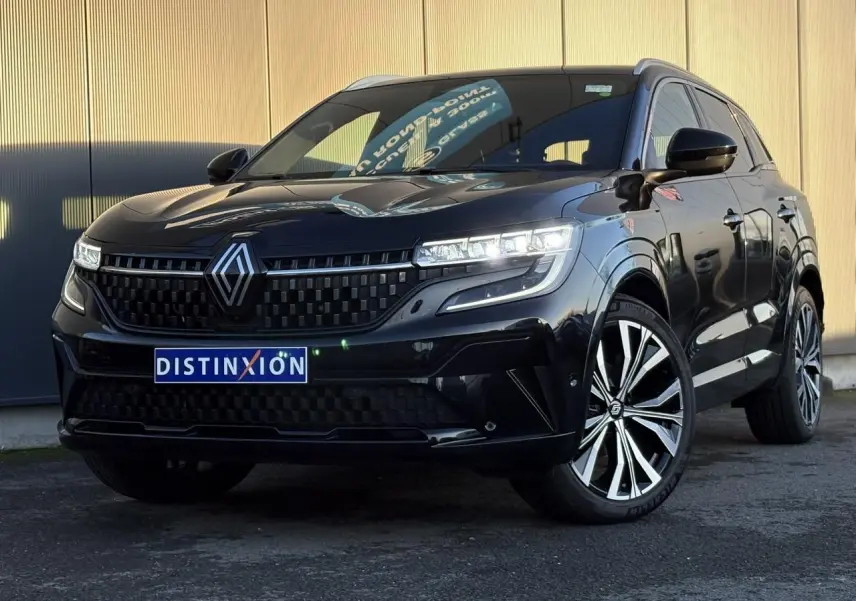 Renault Austral noir étoile vu en 3/4 avant droit avec calandre damier et jantes alliage 20 pouces.