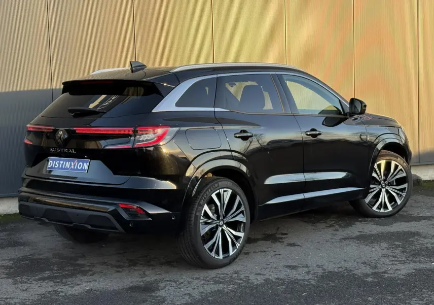 Vue 3/4 arrière droite du Renault Austral noir étoilé avec jantes alliage 20 pouces et toit panoramique.