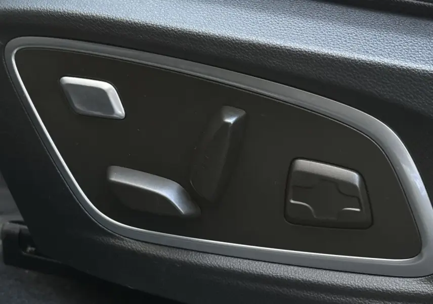 Commandes électriques des réglages du siège conducteur sur la porte intérieure d'un Renault Austral noir étoile 2023.