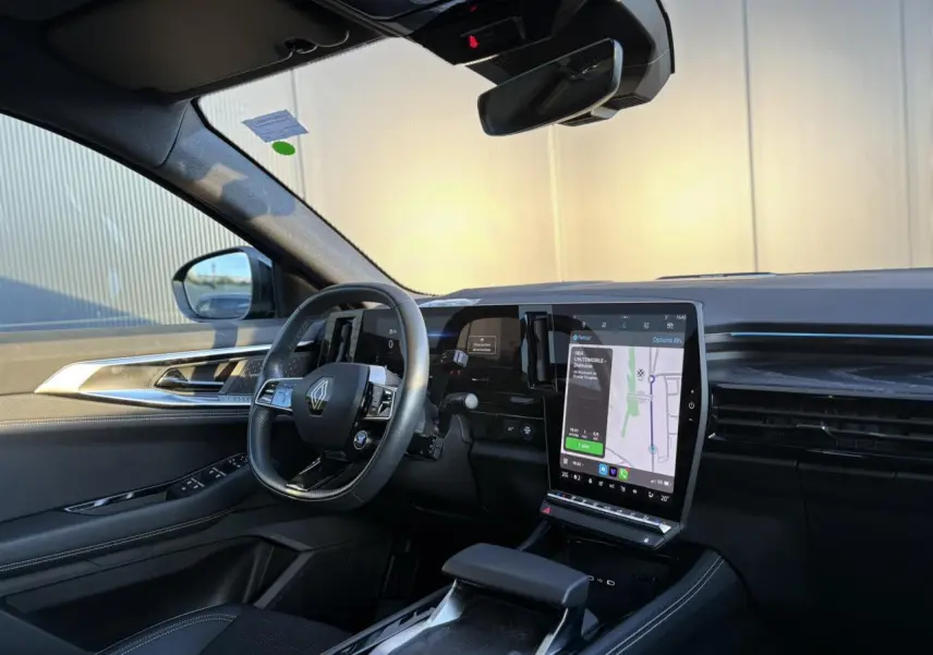 Intérieur du Renault Austral 2023 côté conducteur, avec volant cuir, grand écran tactile vertical et sellerie noire.