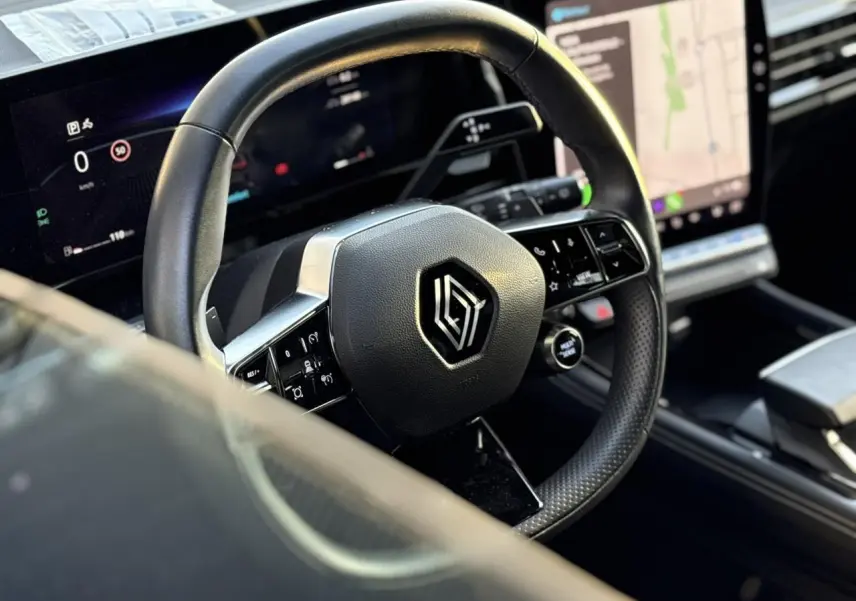 Vue rapprochée du volant cuir et du tableau de bord numérique du Renault Austral 2023 noir étoile.