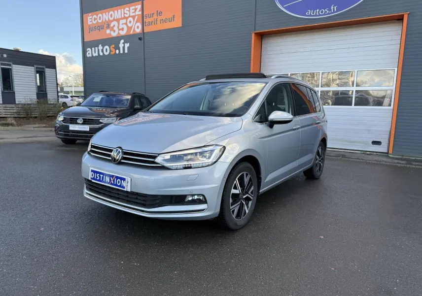 Volkswagen Touran argent Dolomite en 3/4 avant droit avec jantes alliage et toit ouvrant panoramique visible