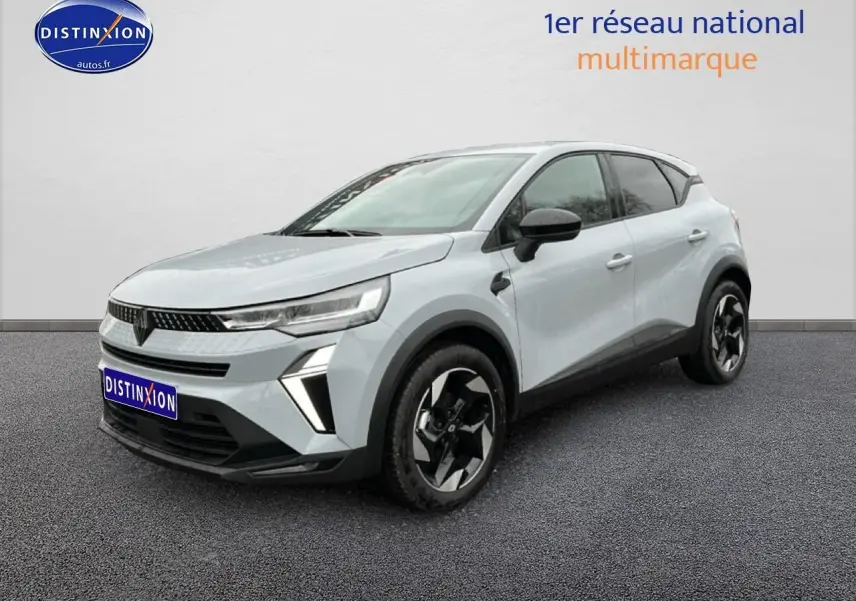 Renault Captur 2025 gris rafale en 3/4 avant droit avec jantes alu et feux LED distinctifs.