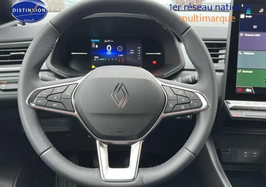 Vue intérieure centrée sur le volant multifonction noir du Renault Captur 2025 avec tableau de bord numérique et écran tactile.