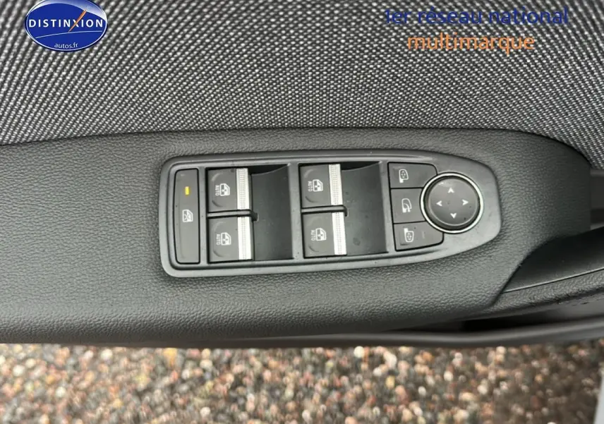 Commande des vitres électriques et réglage des rétroviseurs sur la porte côté conducteur d’un Renault Captur gris rafale.