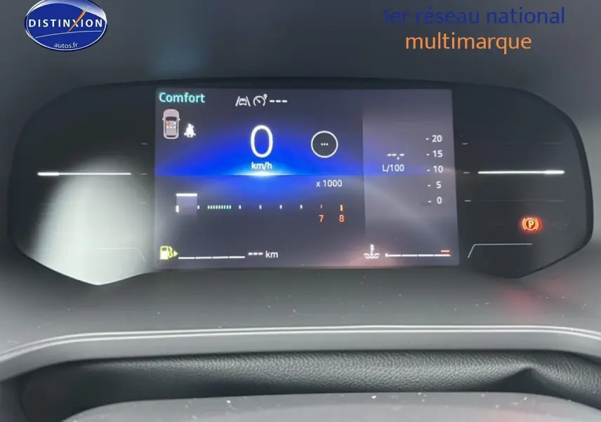 Vue rapprochée du tableau de bord numérique du Renault Captur 2025 affichant la vitesse à 0 km/h en mode Confort.