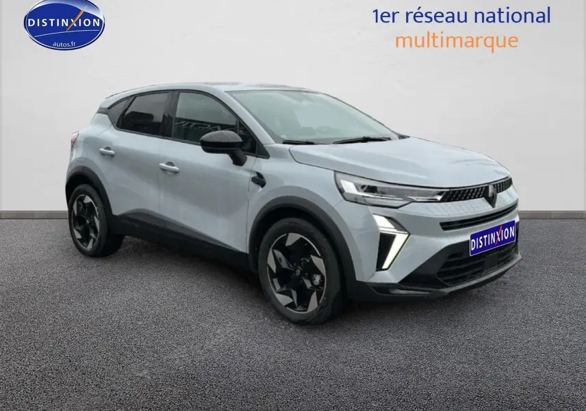 Renault Captur 2025 gris rafale en 3/4 avant droit avec jantes noires et feux LED distinctifs.
