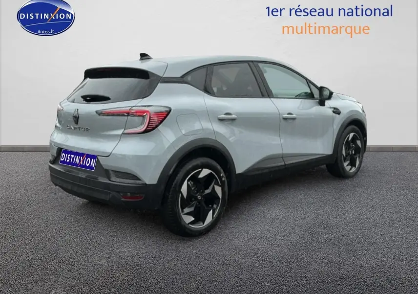 Vue 3/4 arrière droite d'un Renault Captur gris rafale avec jantes alliage noires et feux arrière LED.