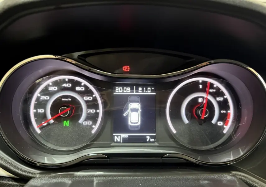 Tableau de bord de l'Aixam Ambition 0.5 Crossover Premium 2026 montrant la vitesse, le carburant et l'état des portes.