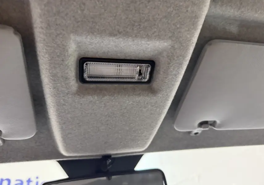 Plafonnier intérieur avec éclairage central et pare-soleil gris clair dans l'Aixam Ambition 0.5 Crossover Premium 2026.