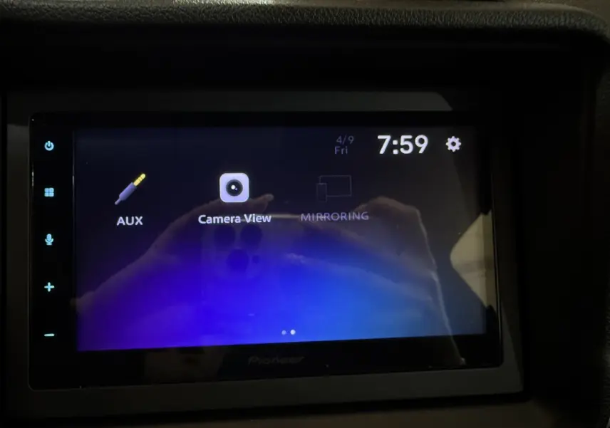 Écran tactile intérieur affichant l'interface caméra et options audio de l'AIXAM Ambition gris foncé, vue de face.