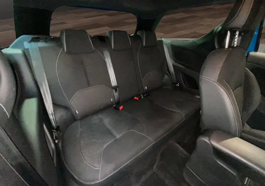 Vue intérieure arrière montrant la banquette arrière en tissu noir de la Citroën DS3 2011, version 1.6 e-HDI.