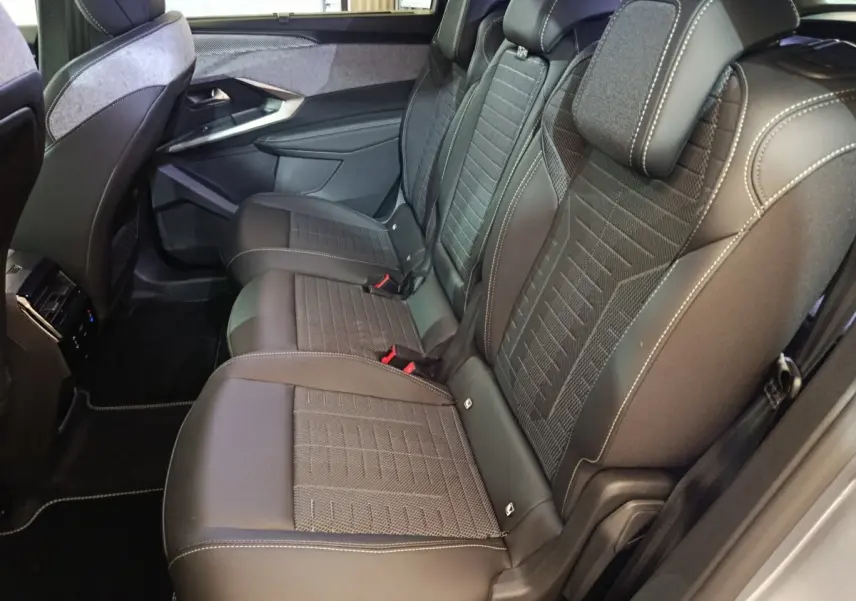 Vue latérale droite des sièges arrière en tissu et cuir noir du Peugeot 5008 1.6 PHEV 195 E-DCS7 GT 2026.