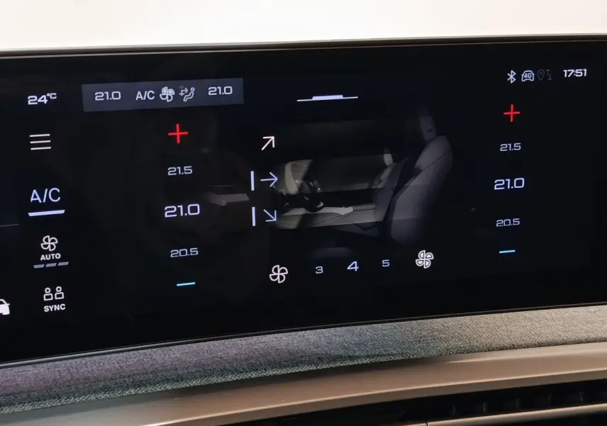 Écran tactile central affichant les réglages climatisation du Peugeot 5008 gris clair, vue intérieure frontale.