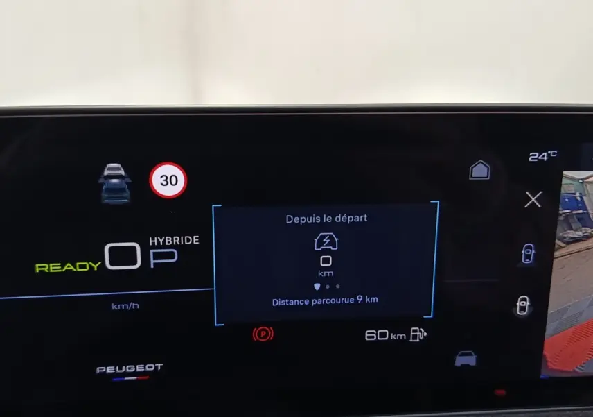 Affichage multifonctions numérique du Peugeot 5008 hybride rechargeable, avec indication de vitesse et caméra de recul.
