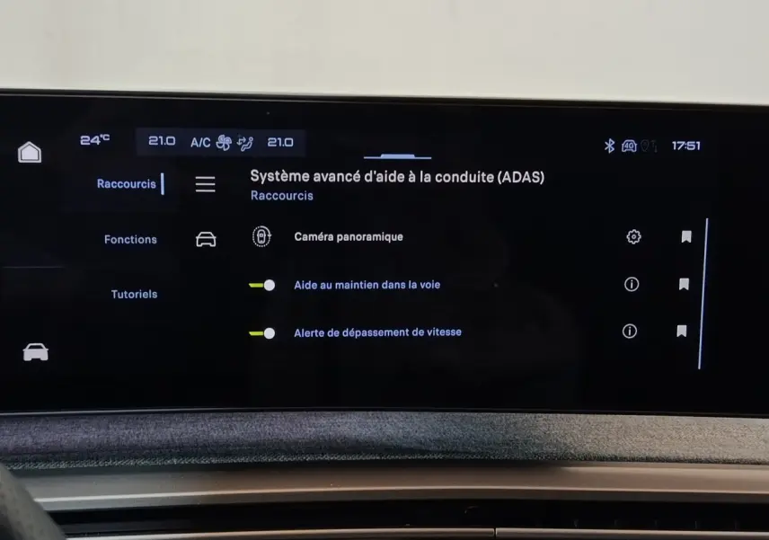 Écran tactile central affichant le système avancé d'aide à la conduite du Peugeot 5008 hybride rechargeable 2026.