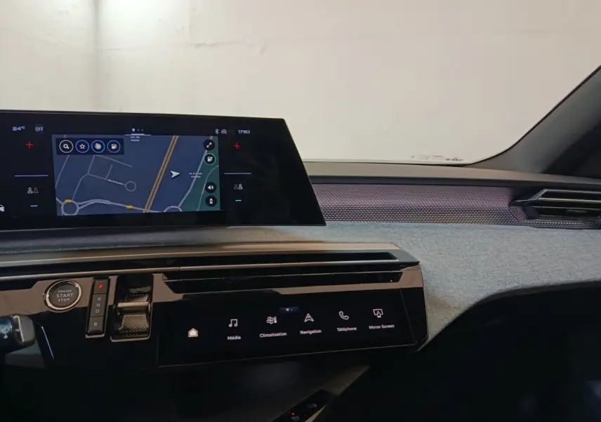 Tableau de bord intérieur du Peugeot 5008 2026, vue de face, avec écran tactile de navigation et commandes numériques.