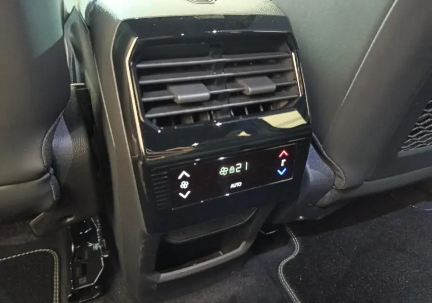 Vue rapprochée de la commande de climatisation arrière noire du Peugeot 5008 gris clair, avec affichage digital à 21°C.
