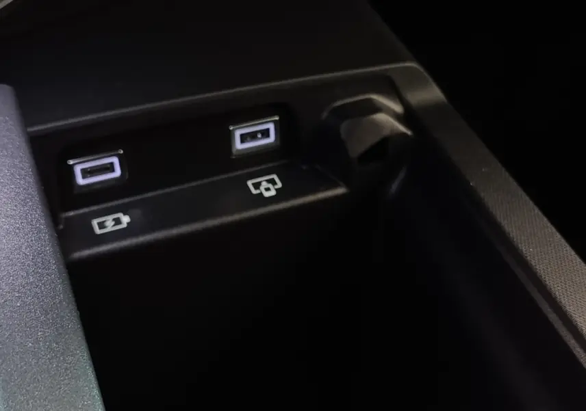 Gros plan sur les ports USB et prise 12V dans l'habitacle du Peugeot 5008 hybride rechargeable 2026.