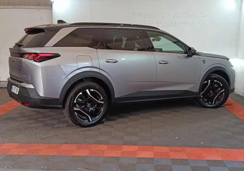 Peugeot 5008 gris clair vue de profil côté droit, avec jantes noires et feux arrière LED distinctifs.