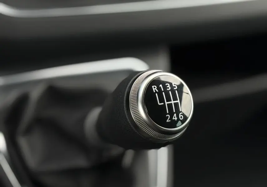 Gros plan sur le levier de vitesses manuel noir et chrome du Nissan Primastar Combi 2025, version Tekna.